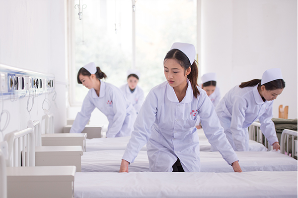 學(xué)校學(xué)生做實(shí)訓(xùn)操作