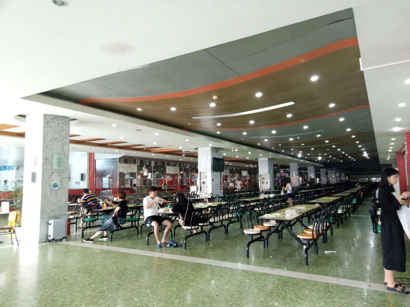 四川城市技師學(xué)院食堂一角