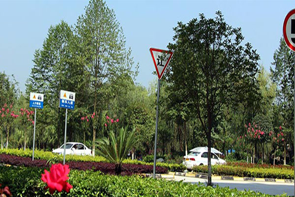 成都希望職業(yè)技術(shù)學(xué)校駕駛訓(xùn)練場地