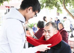成都五月花高級技工學校學子發(fā)揚“以孝為先”編織行動!