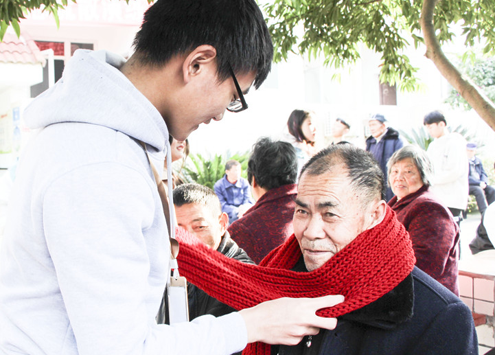 五月花學(xué)子為老人系上圍巾