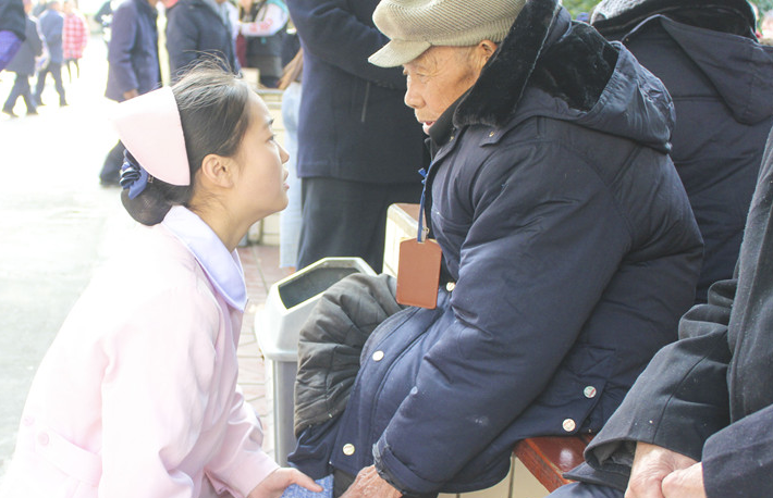 學(xué)生和老人交流