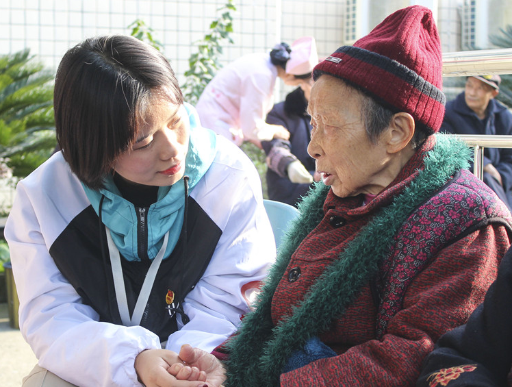 學(xué)子和老人交流