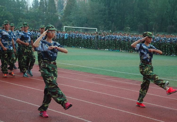 成都石室中學(xué)學(xué)生軍訓(xùn)