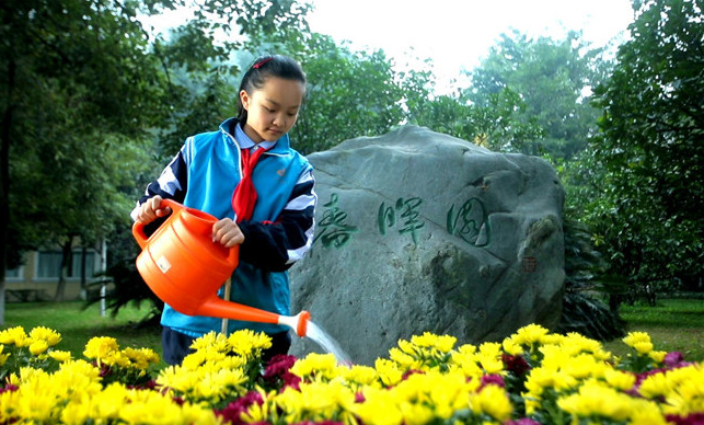 成都外國(guó)語(yǔ)學(xué)校學(xué)生在校園澆花