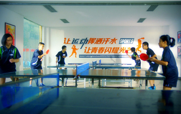 成都外國(guó)語(yǔ)學(xué)校學(xué)子在室內(nèi)打乒乓球