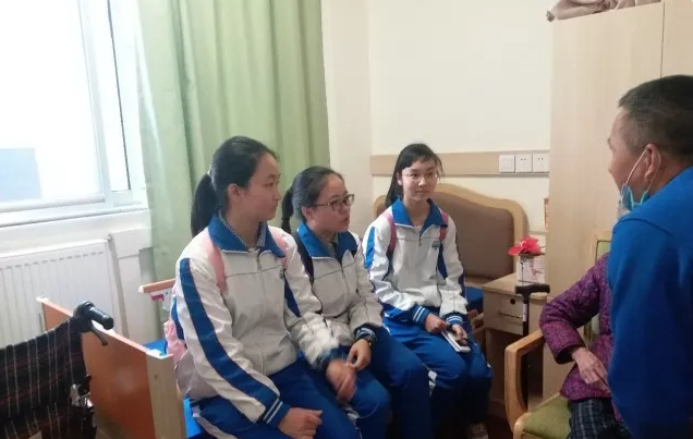成都七中學(xué)子和敬老院老人在聊天