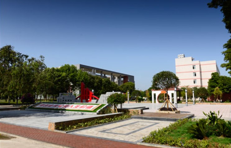 四川礦產(chǎn)機電技師學院校園一角