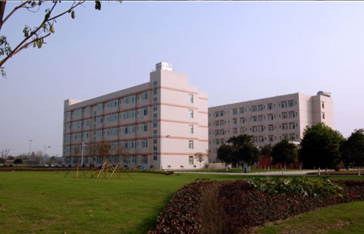 四川礦產(chǎn)機電技師學院校園一角