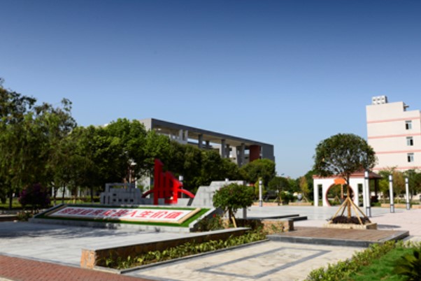 四川礦產(chǎn)機(jī)電技師學(xué)院校園一角