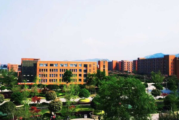 成都五月花高級(jí)技工學(xué)校校園美景