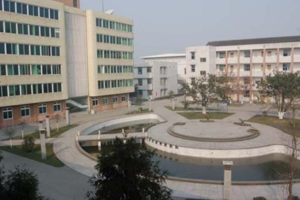 礦產(chǎn)學(xué)校校園一角