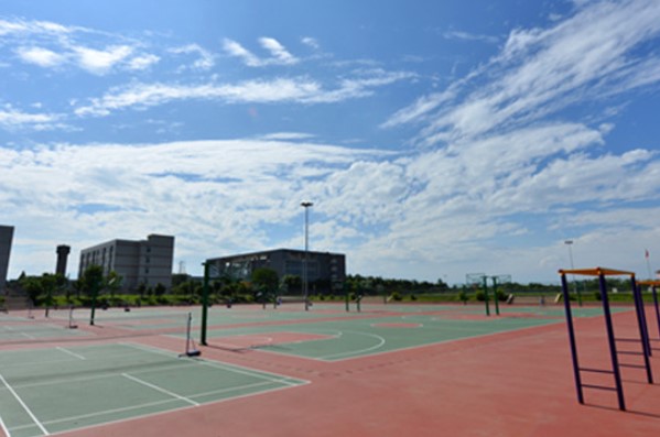 四川礦產(chǎn)機(jī)電技師學(xué)院操場(chǎng)