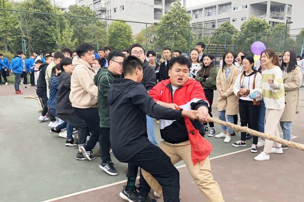 成都技師學(xué)院拔河比賽現(xiàn)場