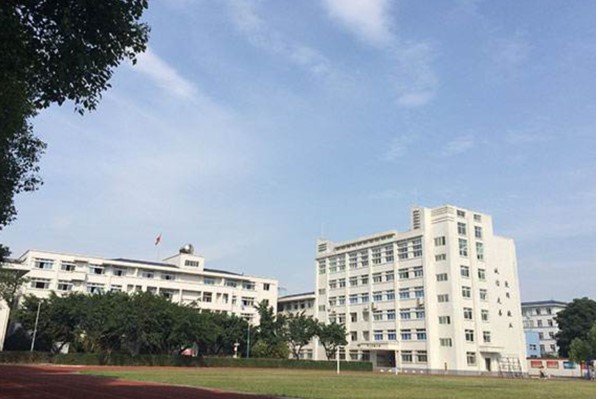 四川理工技師學(xué)院校園一角