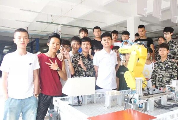 成都五月花高級技工學(xué)校部分老師合照
