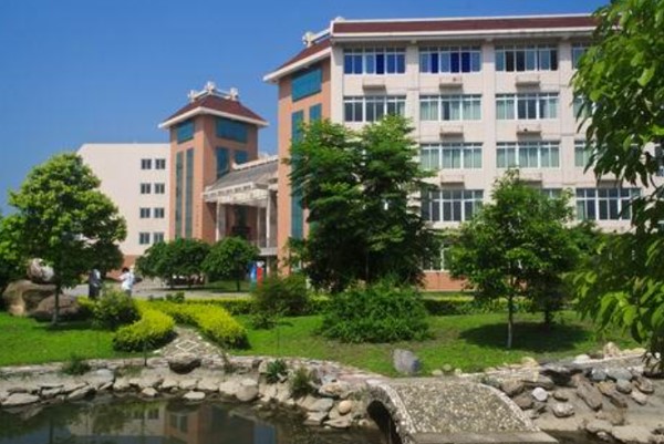 四川省針灸學(xué)校校園一角