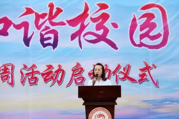 團(tuán)委書記兼學(xué)生科副科長歐陽鑫薇宣讀獲獎名單