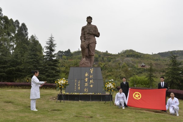 四川護(hù)理職業(yè)學(xué)院團(tuán)委組織開(kāi)展烈士陵園掃墓活動(dòng)