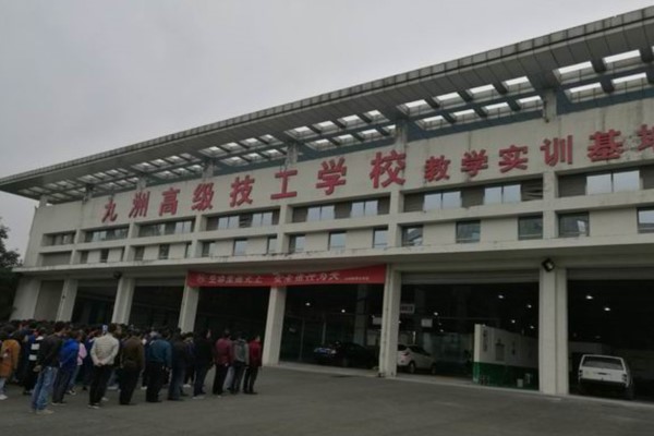 四川九洲技師學(xué)院消防安全演練現(xiàn)場