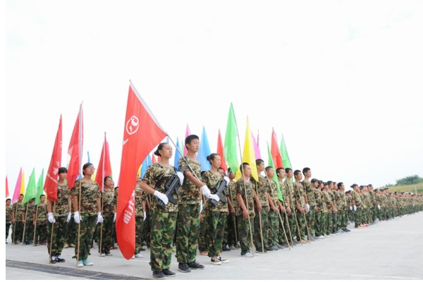 九洲技師學(xué)院學(xué)生軍訓(xùn)現(xiàn)場