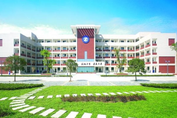 成都石化工業(yè)學(xué)校校園一角