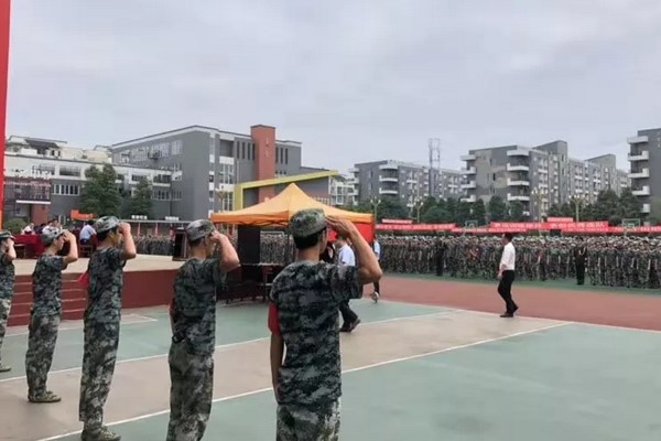 成都機(jī)電工程學(xué)校國旗下英姿颯爽的護(hù)衛(wèi)隊(duì)