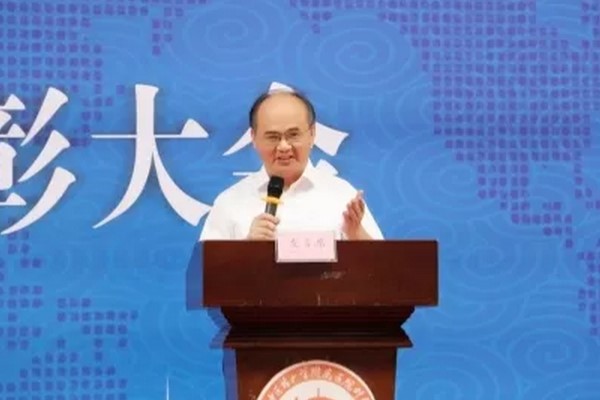 四川省針灸學(xué)校書記張美林發(fā)言