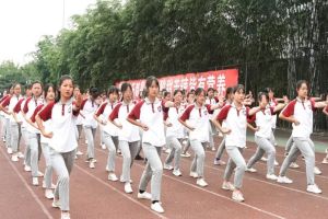 四川中職學(xué)校軍訓(xùn)進(jìn)行時(shí) 四川城市技師學(xué)子在堅(jiān)持
