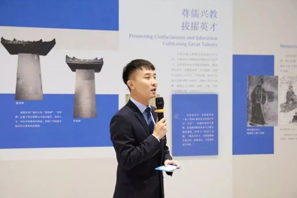 成都博物館優(yōu)秀講解員杜宇主持開展儀式