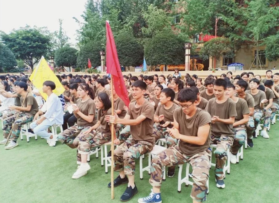 成都希望職業(yè)學(xué)校軍訓(xùn)活動