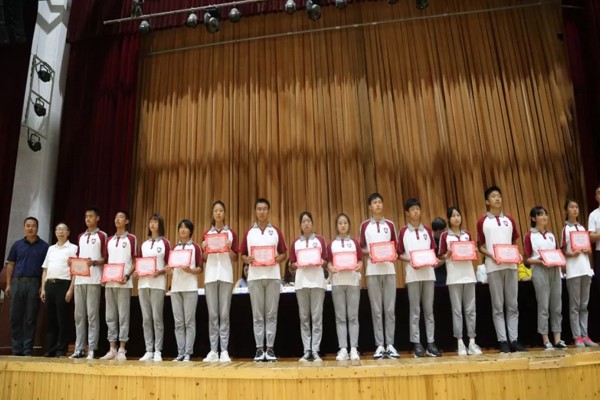四川城市技師學(xué)院領(lǐng)導(dǎo)及總教官為獲獎同學(xué)及集體頒獎