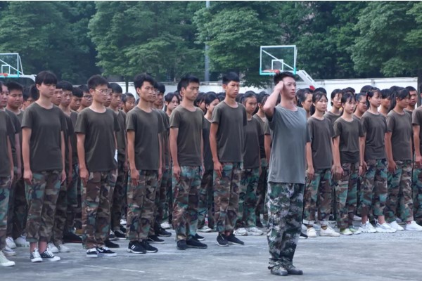 成都希望職業(yè)學校學子在軍訓