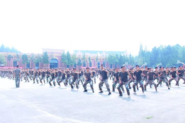 成都希望職業(yè)學校學子軍體拳表演
