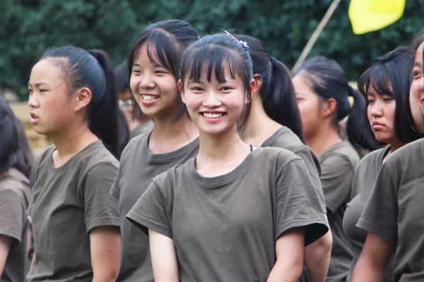 成都希望職業(yè)學校學子開心地微笑