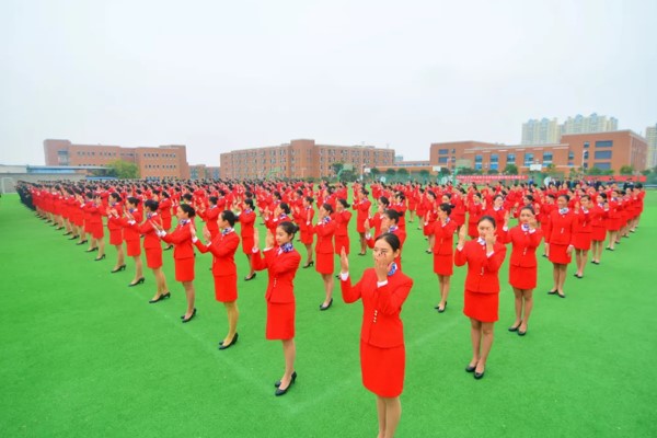 五月花高級(jí)技工學(xué)校學(xué)生在學(xué)習(xí)手語(yǔ)操