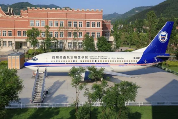 西南航空學(xué)院B737-300實(shí)體飛機(jī)