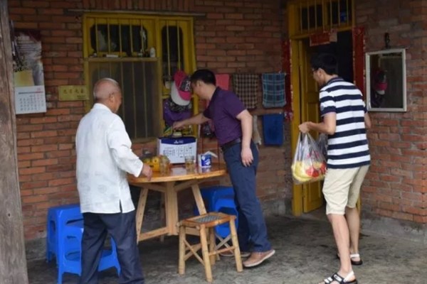 壽安中學(xué)代表給83歲的退役軍人張老師送去祝福與敬意