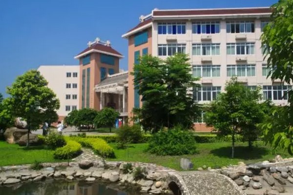 四川省針灸學(xué)校校園一角