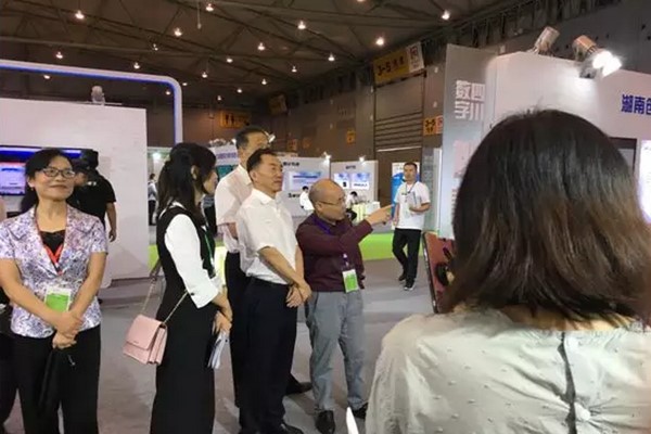 全國工商聯(lián)副主席、省政協(xié)副主席、省工商聯(lián)主席陳放率隊到數字生態(tài)展區(qū)巡館