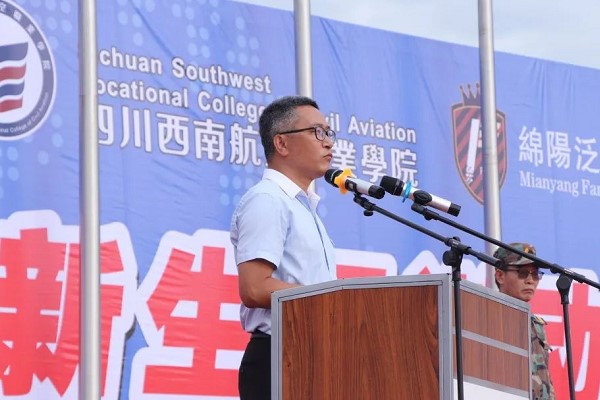 西航吳院長對新生軍訓(xùn)安排做項(xiàng)目介紹