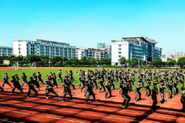 四川商貿(mào)職業(yè)學(xué)校新生軍訓(xùn)掠影