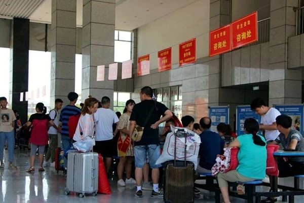 四川商貿(mào)職業(yè)學(xué)校報(bào)到現(xiàn)場門庭若市