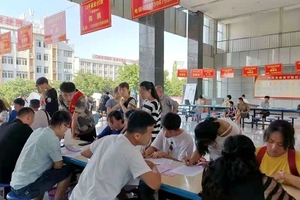 四川商貿(mào)職業(yè)學(xué)校接待大廳繁忙的場景