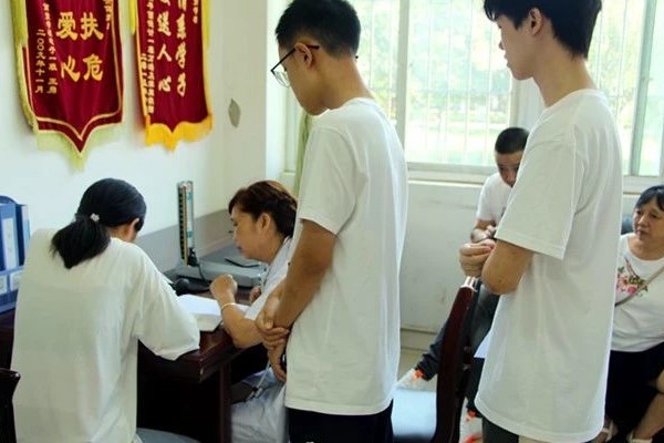 四川商貿(mào)職業(yè)學(xué)校航空服務(wù)專業(yè)新生排隊(duì)接受色盲色弱測試