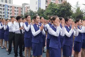 四川中職院校大全 2019成都華商理工職業(yè)學(xué)校升旗儀式來(lái)了
