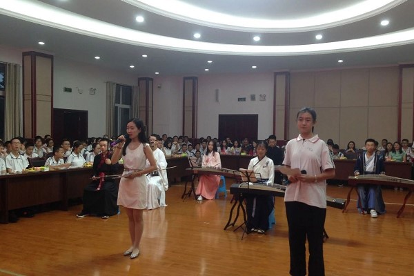 崇慶中學舉行2019年迎中秋座談會現(xiàn)場