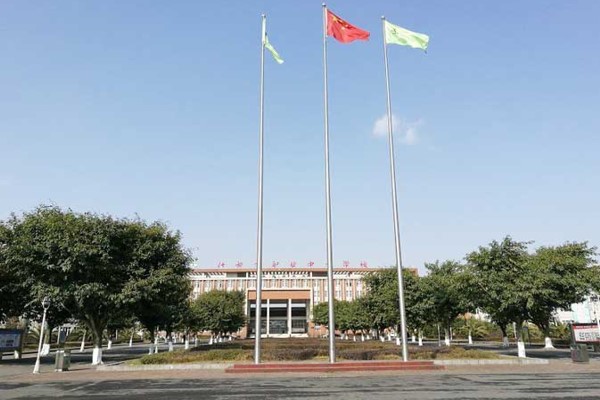 四川省什邡市職業(yè)中專學(xué)校校園一角