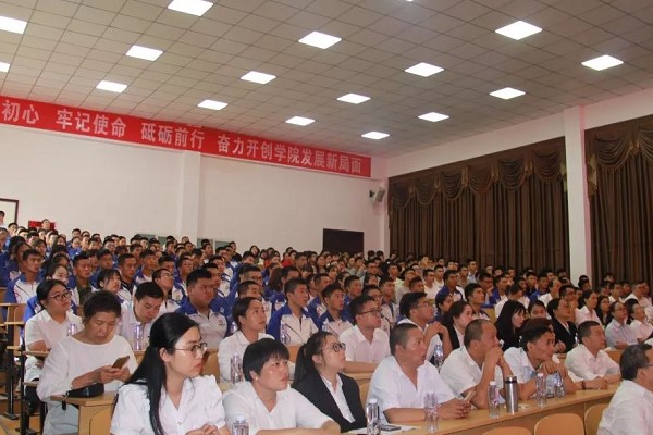 四川核工業(yè)技師學(xué)院舉行“兩彈一星”精神與核工業(yè)精神報(bào)告會(huì)現(xiàn)場