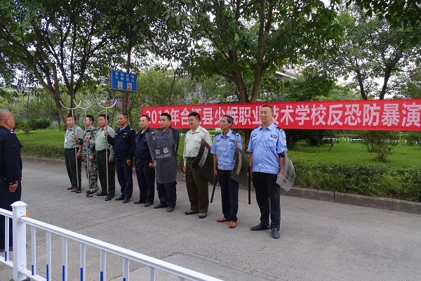 合江縣少岷職業(yè)技術(shù)學(xué)校反恐防暴演練現(xiàn)場